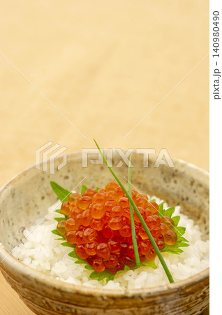 白い器に盛られたイクラご飯、青ねぎと笹の葉で彩る和食の逸品 白い器に盛られたイクラご飯、青ねぎと笹の葉で彩る和食の逸品 140980490