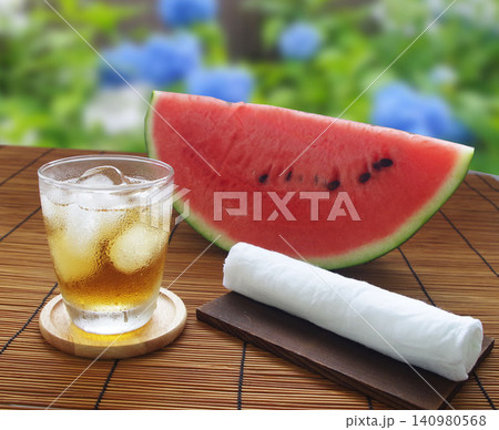 スイカ むぎ茶 夏のイメージ 庭先 140980568