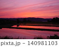 水田に映る夕焼け 南魚沼市にて 140981103
