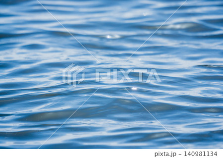 春の日差しにキラキラと煌めく海のクローズアップ52 春の日差しにキラキラと煌めく海のクローズアップ52 140981134