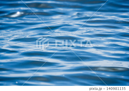 春の日差しにキラキラと煌めく海のクローズアップ53 春の日差しにキラキラと煌めく海のクローズアップ53 140981135