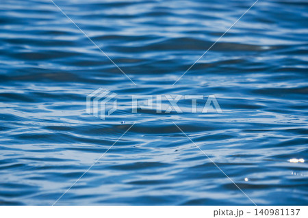 春の日差しにキラキラと煌めく海のクローズアップ55 春の日差しにキラキラと煌めく海のクローズアップ55 140981137