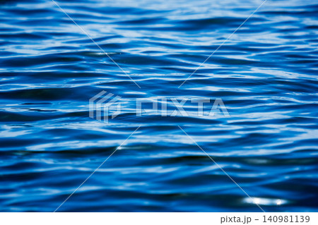 春の日差しにキラキラと煌めく海のクローズアップ57 春の日差しにキラキラと煌めく海のクローズアップ57 140981139