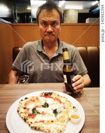 ピザでビールを飲む男性 ピザでビールを飲む男性 140981394