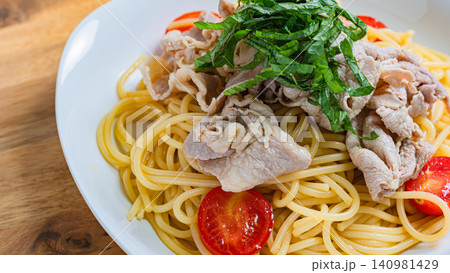 豚しゃぶと大葉の冷製パスタ 夏に人気のさっぱり和風スパゲッティ 豚しゃぶと大葉の冷製パスタ 夏に人気のさっぱり和風スパゲッティ 140981429