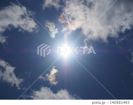 雲から覗く太陽 140981465