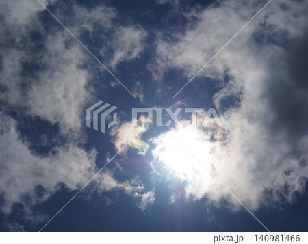 雲から覗く太陽 雲から覗く太陽 140981466