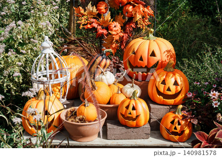 ハロウィンのかぼちゃと小さなカボチャ ハロウィンのかぼちゃと小さなカボチャ 140981578