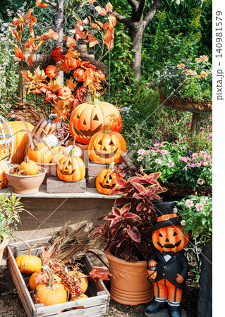ハロウィンのかぼちゃと小さなカボチャ ハロウィンのかぼちゃと小さなカボチャ 140981579