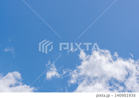 春の山から 青空と雲をクローズアップ09 140981938