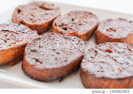 手作りの美味しいチョコラスクを白皿にのせて撮影04 手作りの美味しいチョコラスクを白皿にのせて撮影04 140982005