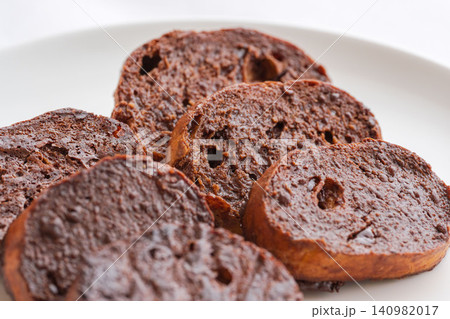 手作りの美味しいチョコラスクを白皿にのせて撮影17 手作りの美味しいチョコラスクを白皿にのせて撮影17 140982017