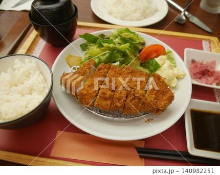 とんかつ定食 140982251