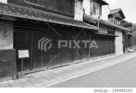 小江戸佐原の千本格子の商家 重厚な蔵造りと歴史が深く刻まれた美しい古民家の佇まい 小江戸佐原の千本格子の商家 重厚な蔵造りと歴史が深く刻まれた美しい古民家の佇まい 140982283