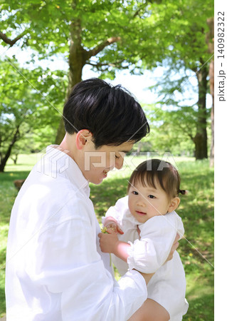 愛娘を抱っこする若い父親 愛娘を抱っこする若い父親 140982322