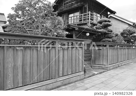 佐原の立派な板塀の邸宅 美しく手入れされた庭木と木の温もり溢れる古民家の伝統美 佐原の立派な板塀の邸宅 美しく手入れされた庭木と木の温もり溢れる古民家の伝統美 140982326