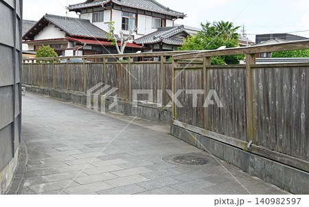 佐原の緩やかに曲がる石畳の路地 長い板塀の奥に古民家を望む情緒溢れる静寂な風景 佐原の緩やかに曲がる石畳の路地 長い板塀の奥に古民家を望む情緒溢れる静寂な風景 140982597