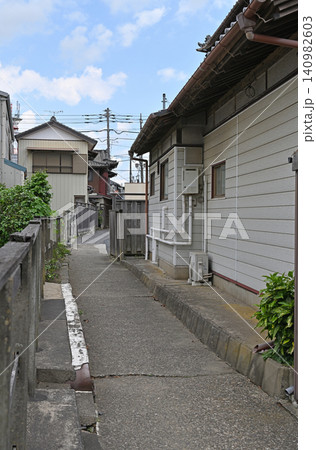 佐原の生活感が漂う細い路地裏 昔ながらの日本家屋が並ぶノスタルジックな風景 佐原の生活感が漂う細い路地裏 昔ながらの日本家屋が並ぶノスタルジックな風景 140982603