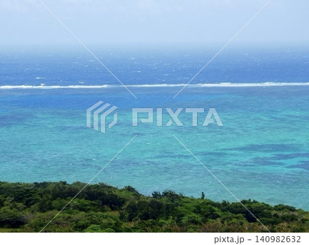 小浜島から望む美しいエメラルドグリーンの海と八重山諸島の豊かな大自然 小浜島から望む美しいエメラルドグリーンの海と八重山諸島の豊かな大自然 140982632