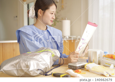 ハザードマップと防災用品を確認する女性 ハザードマップと防災用品を確認する女性 140982679
