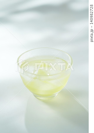 夏の日の冷たい緑茶 夏の日の冷たい緑茶 140982728