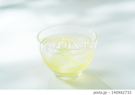 夏の日の冷たい緑茶 夏の日の冷たい緑茶 140982732