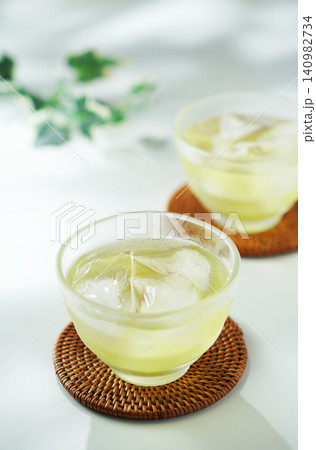 夏の日の冷たい緑茶 夏の日の冷たい緑茶 140982734