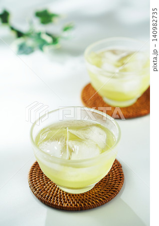 夏の日の冷たい緑茶 夏の日の冷たい緑茶 140982735
