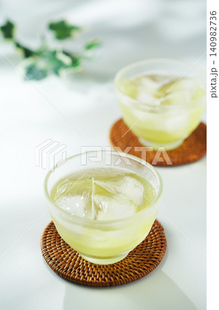 夏の日の冷たい緑茶 140982736