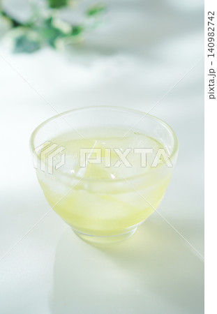 夏の日の冷たい緑茶 夏の日の冷たい緑茶 140982742