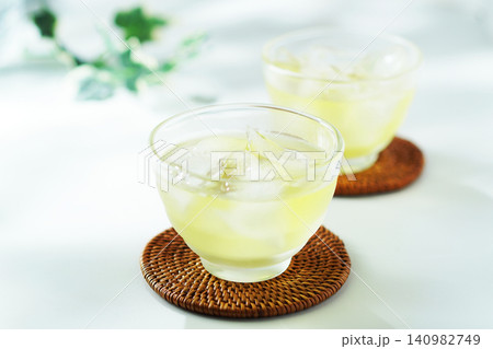 夏の日の冷たい緑茶 140982749