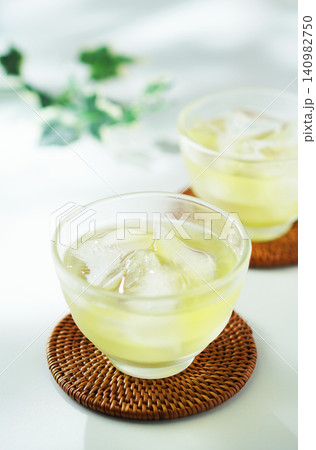 夏の日の冷たい緑茶 夏の日の冷たい緑茶 140982750