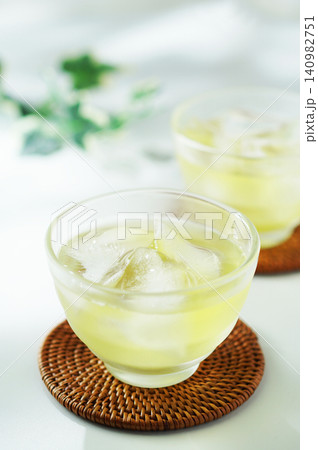 夏の日の冷たい緑茶 夏の日の冷たい緑茶 140982751
