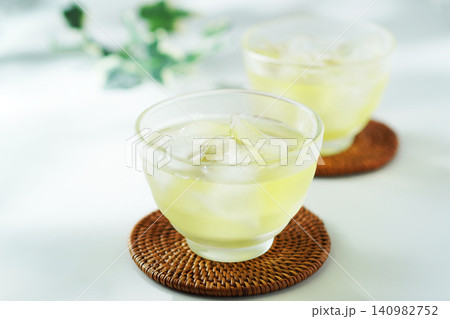 夏の日の冷たい緑茶 140982752