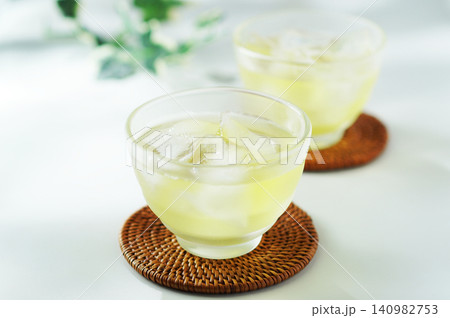 夏の日の冷たい緑茶 夏の日の冷たい緑茶 140982753