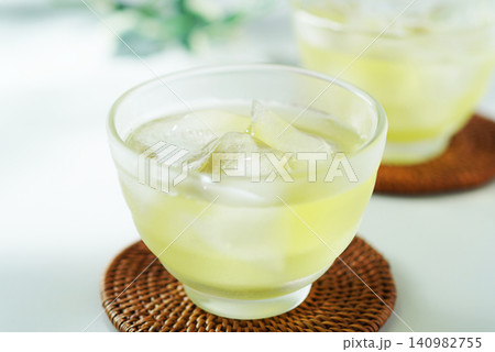 夏の日の冷たい緑茶 夏の日の冷たい緑茶 140982755