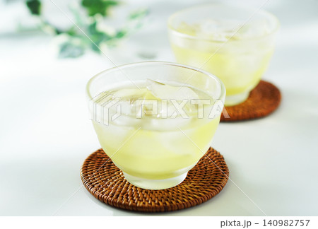 夏の日の冷たい緑茶 夏の日の冷たい緑茶 140982757