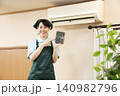 電卓を持つハウスクリーニングの女性作業員 140982796