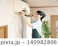 エアコンの清掃をするハウスクリーニングの女性作業員 140982806
