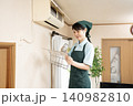 エアコンの清掃をするハウスクリーニングの女性作業員 140982810