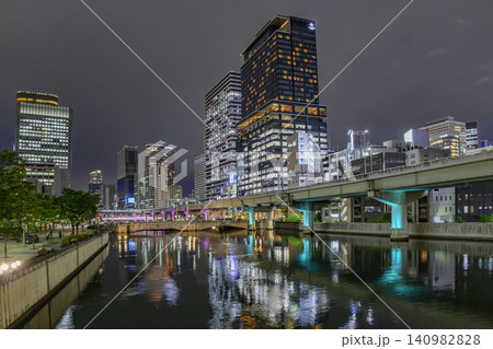 大阪夜景　中之島　大江橋と堂島川　大阪府大阪市 140982828