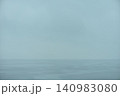 霞がかった海と空の背景素材　雨の日の海　殺風景な雰囲気の抽象背景 140983080