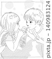 兄妹二人でジュースを飲む　白黒 140983124