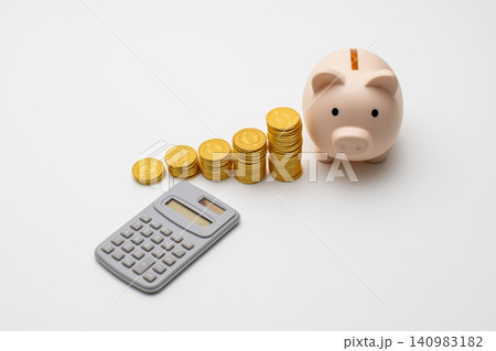 豚の貯金箱と金貨と電卓で表現した資産形成と貯蓄のイメージ 豚の貯金箱と金貨と電卓で表現した資産形成と貯蓄のイメージ 140983182
