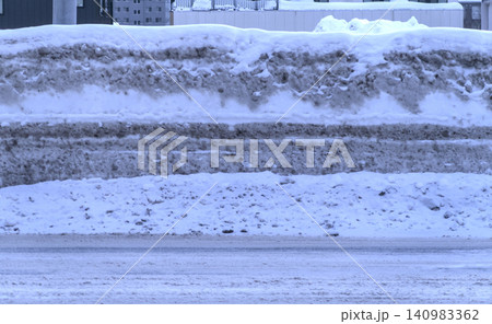 除雪で出来た雪の壁 除雪で出来た雪の壁 140983362