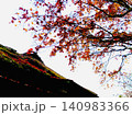 紅葉と日本家屋の屋根 140983366