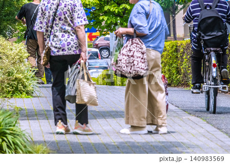 日本の横浜都市景観暑い中…マスク無しで、対面の井戸端会議に夢中…=横浜 日本の横浜都市景観暑い中…マスク無しで、対面の井戸端会議に夢中…=横浜 140983569