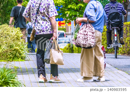 日本の横浜都市景観暑い中…マスク無しで、対面の井戸端会議に夢中…＝横浜 140983595