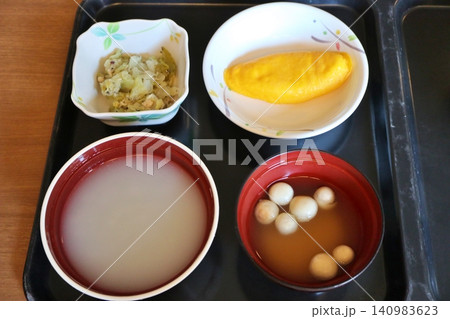 日本の病院食(朝食) 五分粥、オムレツ、玉麩味噌汁、キャベツと鶏ささ身のゆかり和え 日本の病院食(朝食) 五分粥、オムレツ、玉麩味噌汁、キャベツと鶏ささ身のゆかり和え 140983623