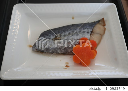 日本の病院食（昼食）　鰆の照り焼き 140983749